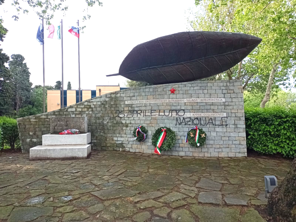 Imbrattato il monumento ai caduti nella Guerra di Liberazione di Servola, Sant’Anna e Coloncovez